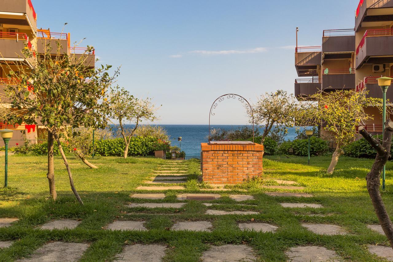 Blue Wood Apartment Letojanni Exterior foto